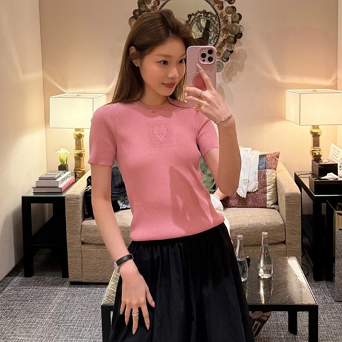chanel heart cutout patch crew neck ribbed short sleeve knit top